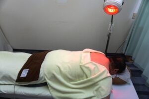 鍼灸治療中にしっかり温めます